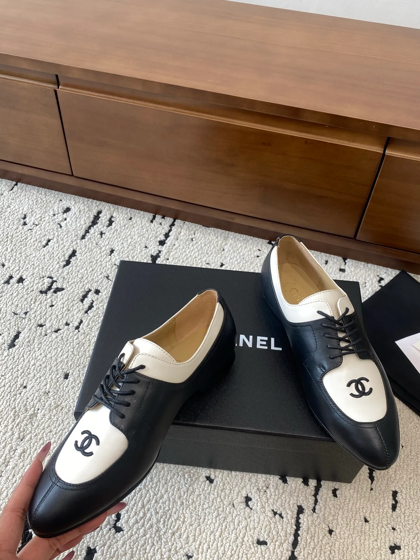 👟👟Ex-factory price 580👟👟 🍀CHANEL｜Chanel Xiaoxiang 25C new autumn and winter products, pointed-toe flat-soled deep-mouth shoes, full of retro style, elegant shoe shape, very pleasing to look at. The pointed toe makes the feet become thinner and looks slender. The classic double-C electric alluring design is particularly fashionable and elegant. The upper is made of top calf patent leather and the lining is silk sheepskin. It is super comfortable. Italian imported cowhide leather outsole. Size: 35-39 (customized 40/41) 👉 👉 👉 Buy now 👉 Buy now 👉